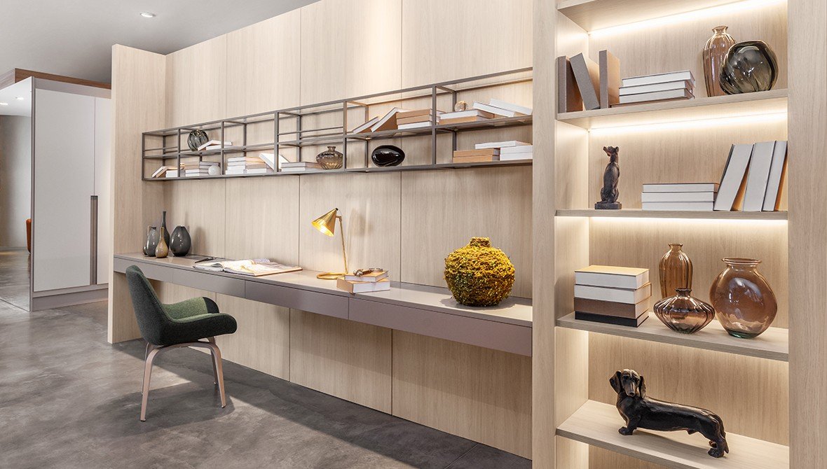 Home office com móveis planejados e design biofílico, integrando natureza e bem-estar.