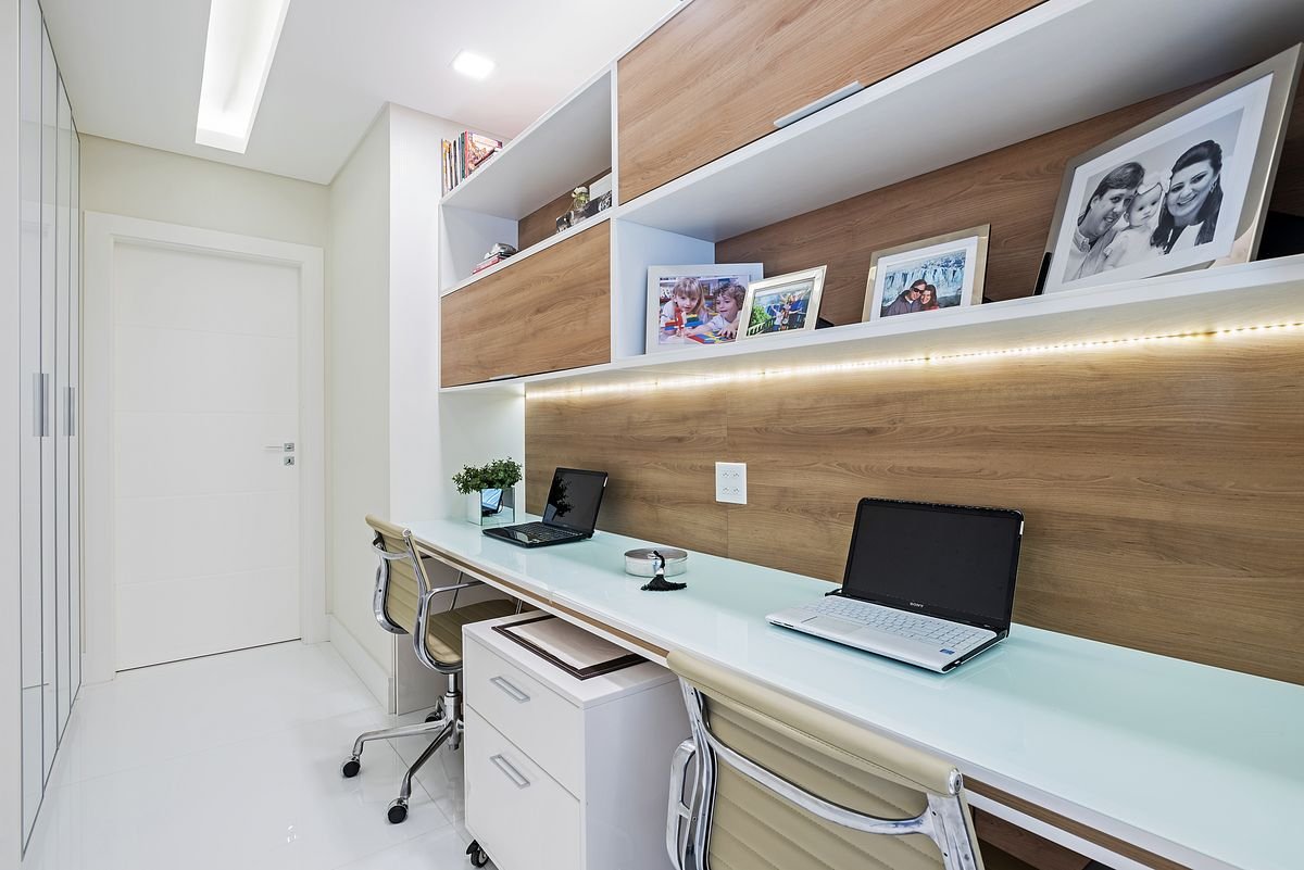 Home office aconchegante e bem iluminado, demonstrando um resultado de boa ergonomia.
