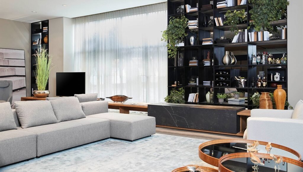 Living Leblon com estantes planejadas para integrar objetos decorativos.