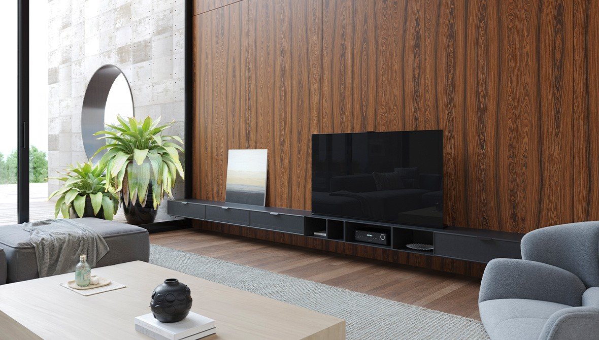 Home theater planejado Todeschini com painel amadeirado e rack moderno, ideal para entretenimento e relaxamento.