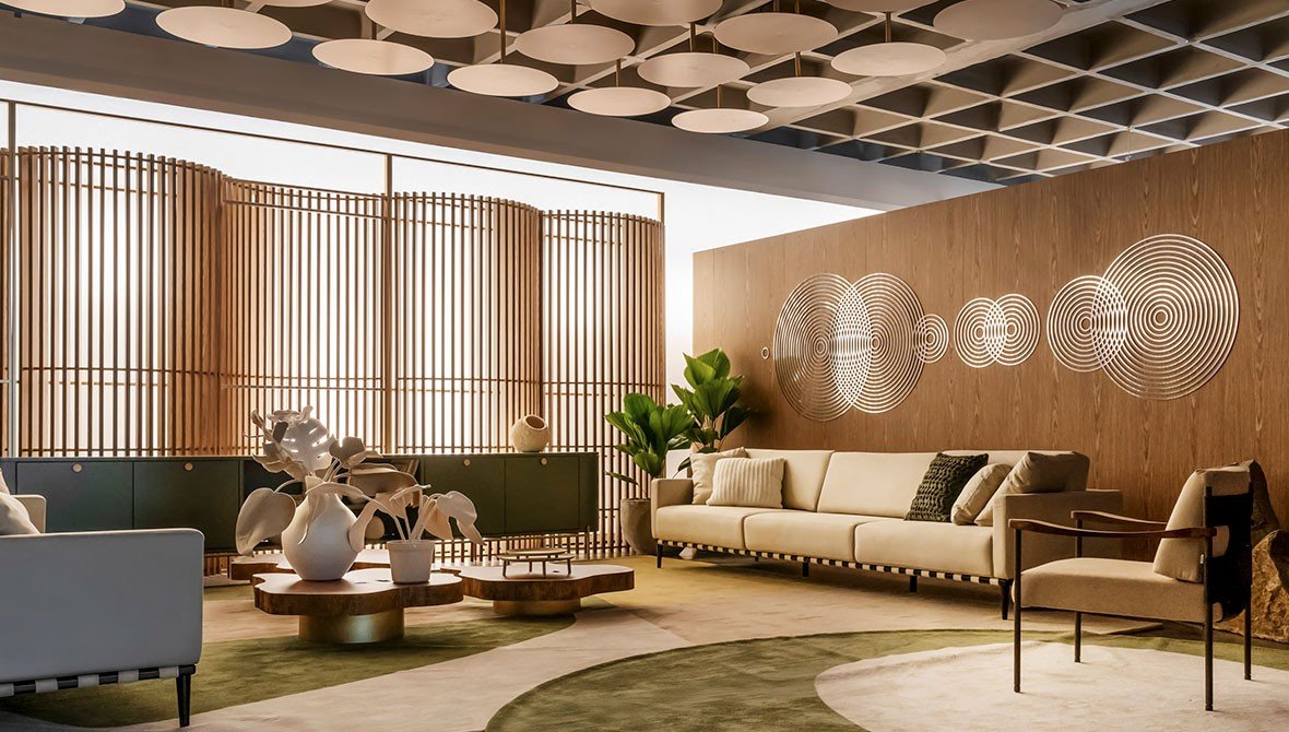 Móveis planejados no living de alto padrão, com painel de TV e estante de design.