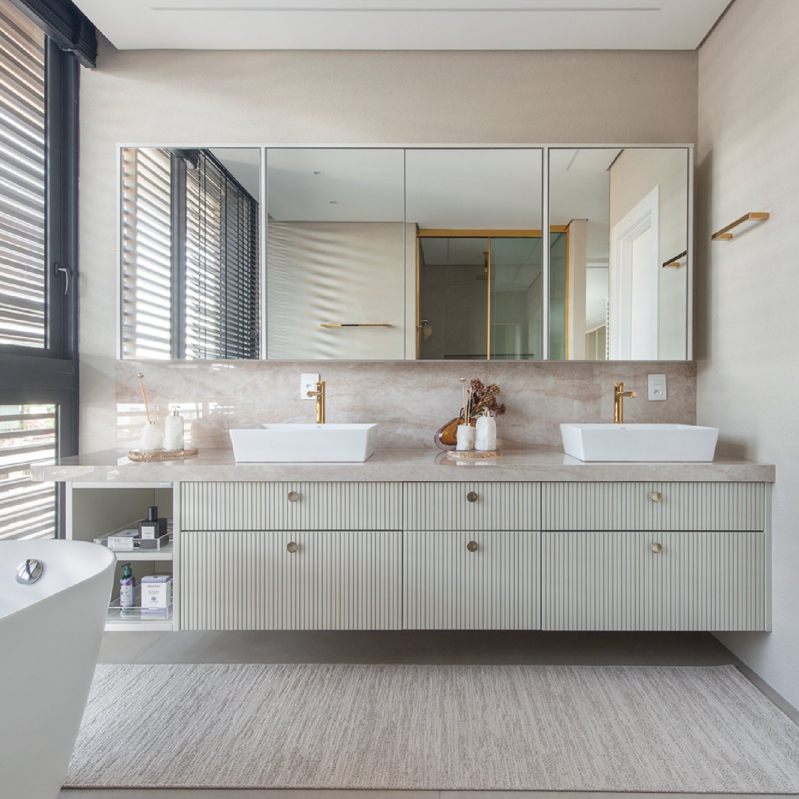 Apartamento de alto padrão com móveis planejados integrando living e cozinha.