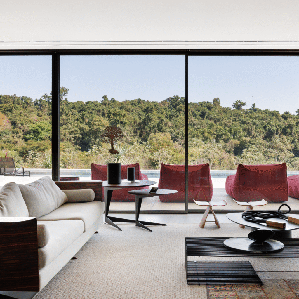 Sala de estar com mobiliário Todeschini, mostrando o equilíbrio e o conforto do ambiente.