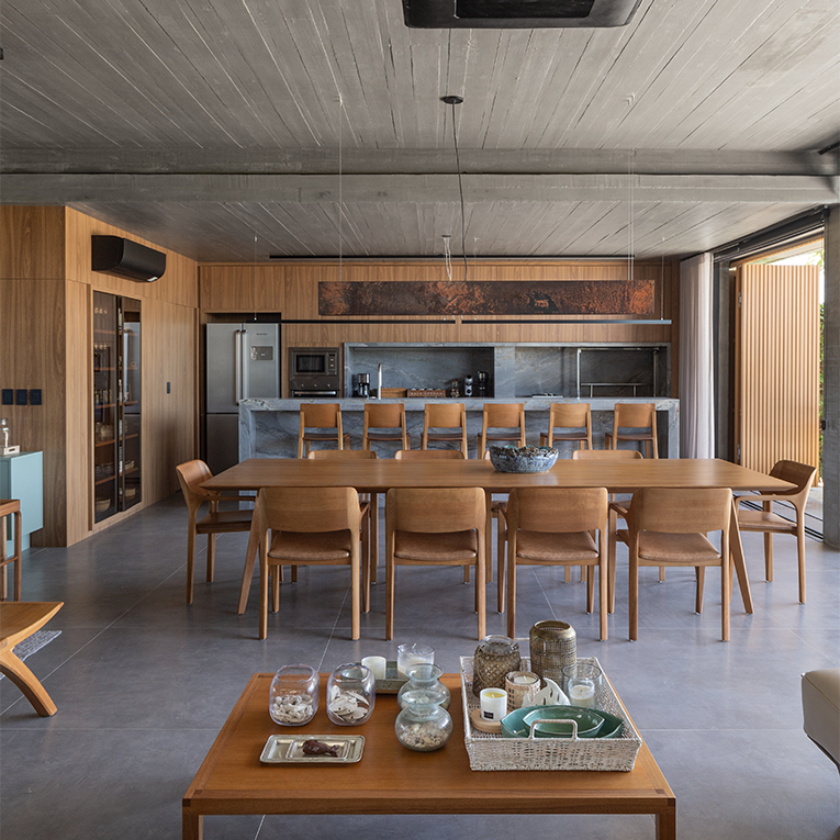 Cozinha planejada espaçosa em casa, com ilha central e design moderno.