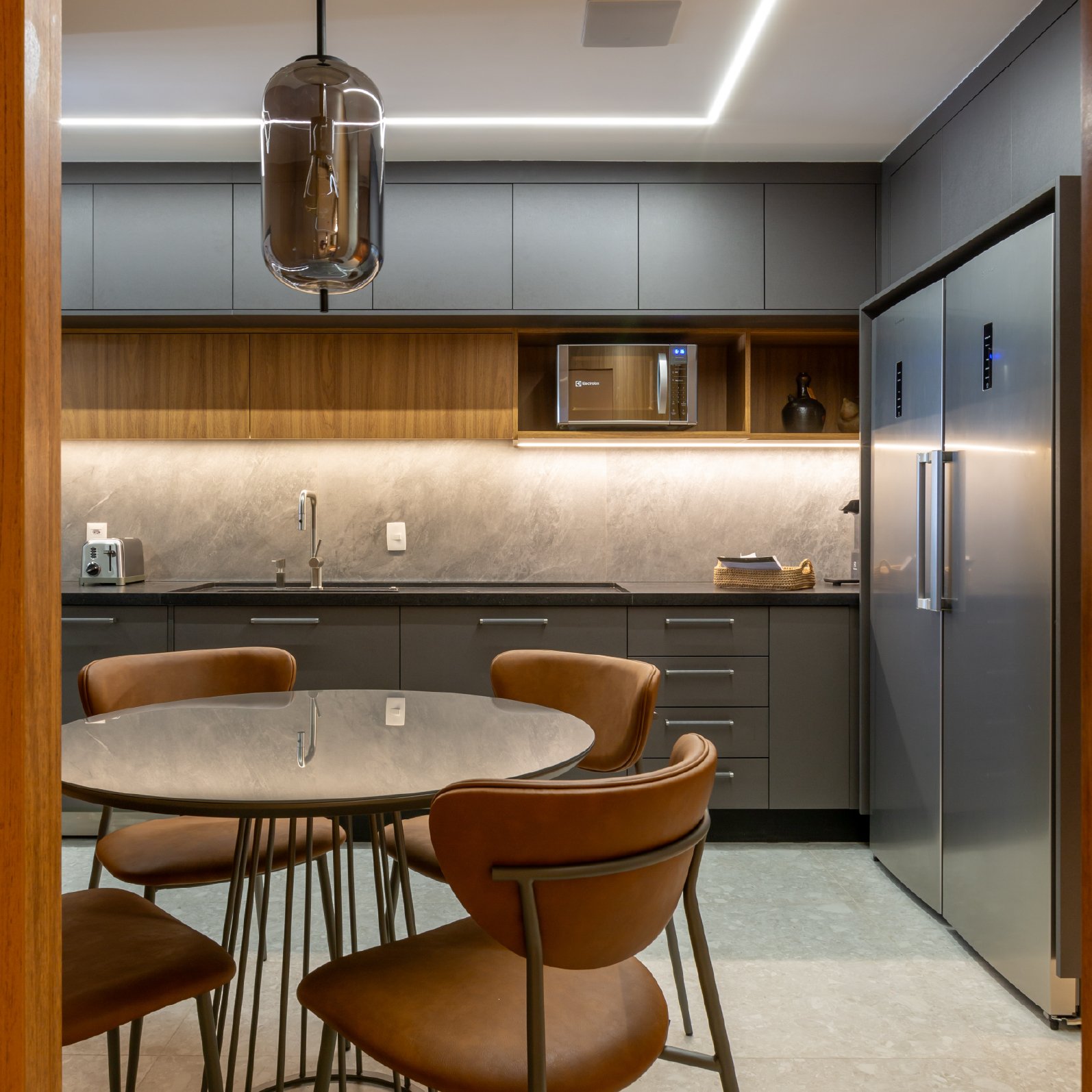 Exemplo de cozinha planejada compacta e funcional para apartamento.