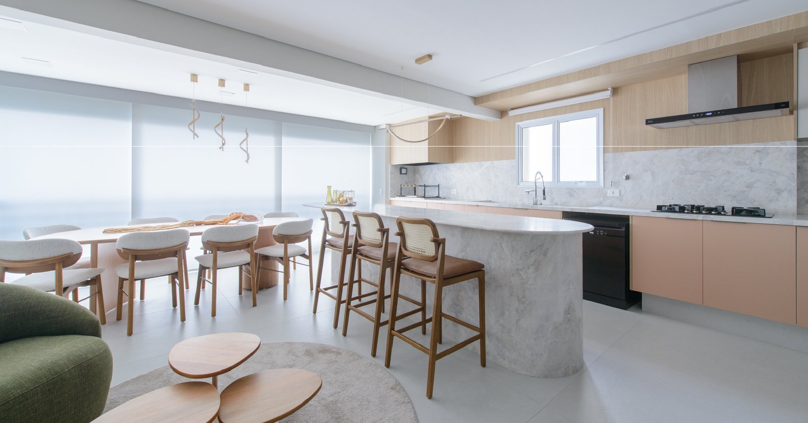 Detalhe de armários de cozinha planejada com design limpo e puxadores discretos, mostrando a funcionalidade invisível.